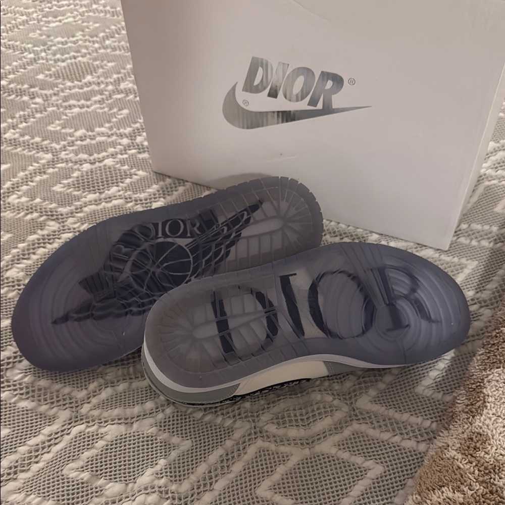 Nike Dior style Gray and White Athletic Shoes with Sleek Design - Picture 4 of 7